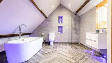 Ein modernes Badezimmer mit einer freistehenden Badewanne, einer Dusche und einem WC.