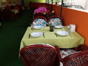 Se sirven almuerzos y cenas, cocina internacional