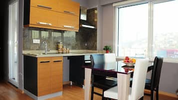 Apartamento, 1 habitación | Servicio de comidas en la habitación