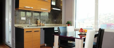 Apartamento, 1 habitación | Servicio de comidas en la habitación