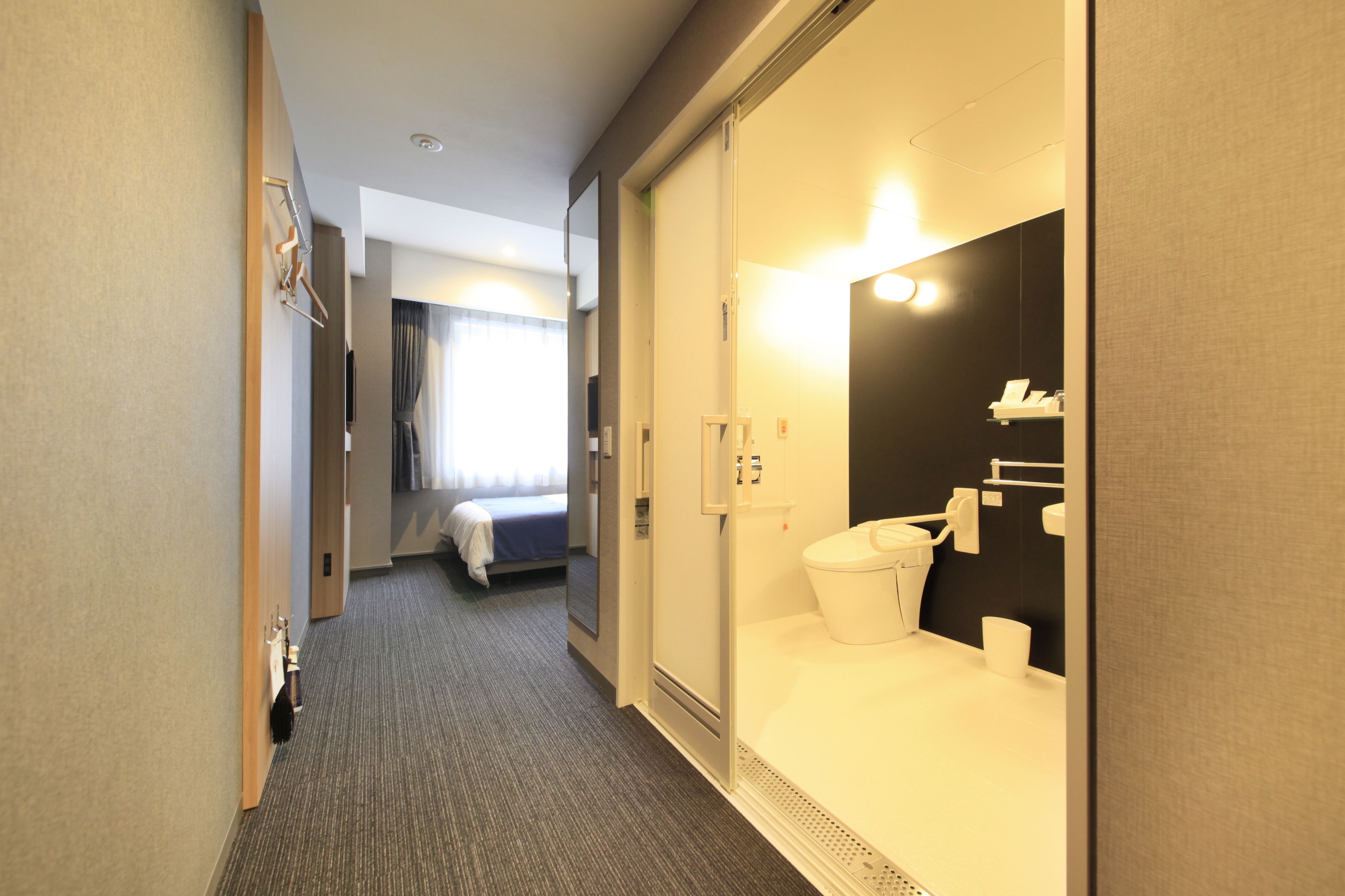 universal room | 1 bedroom, desk, blackout curtains, soundproofing