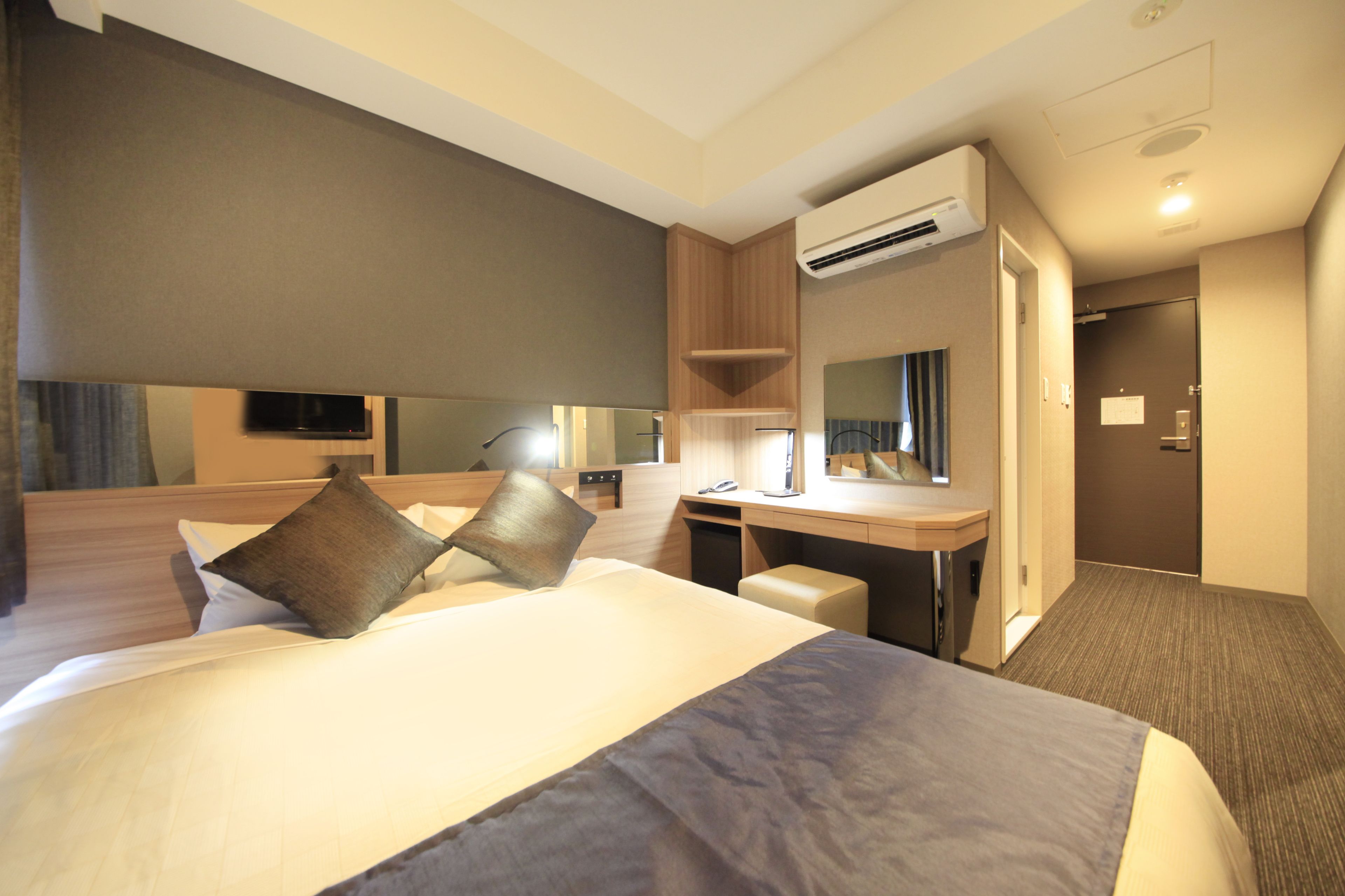 1 bedroom, desk, blackout curtains, soundproofing