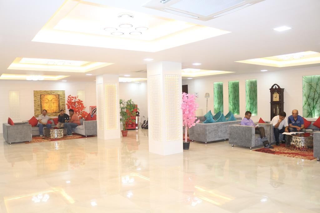 Un vestíbulo amplio con muebles modernos y plantas decorativas.