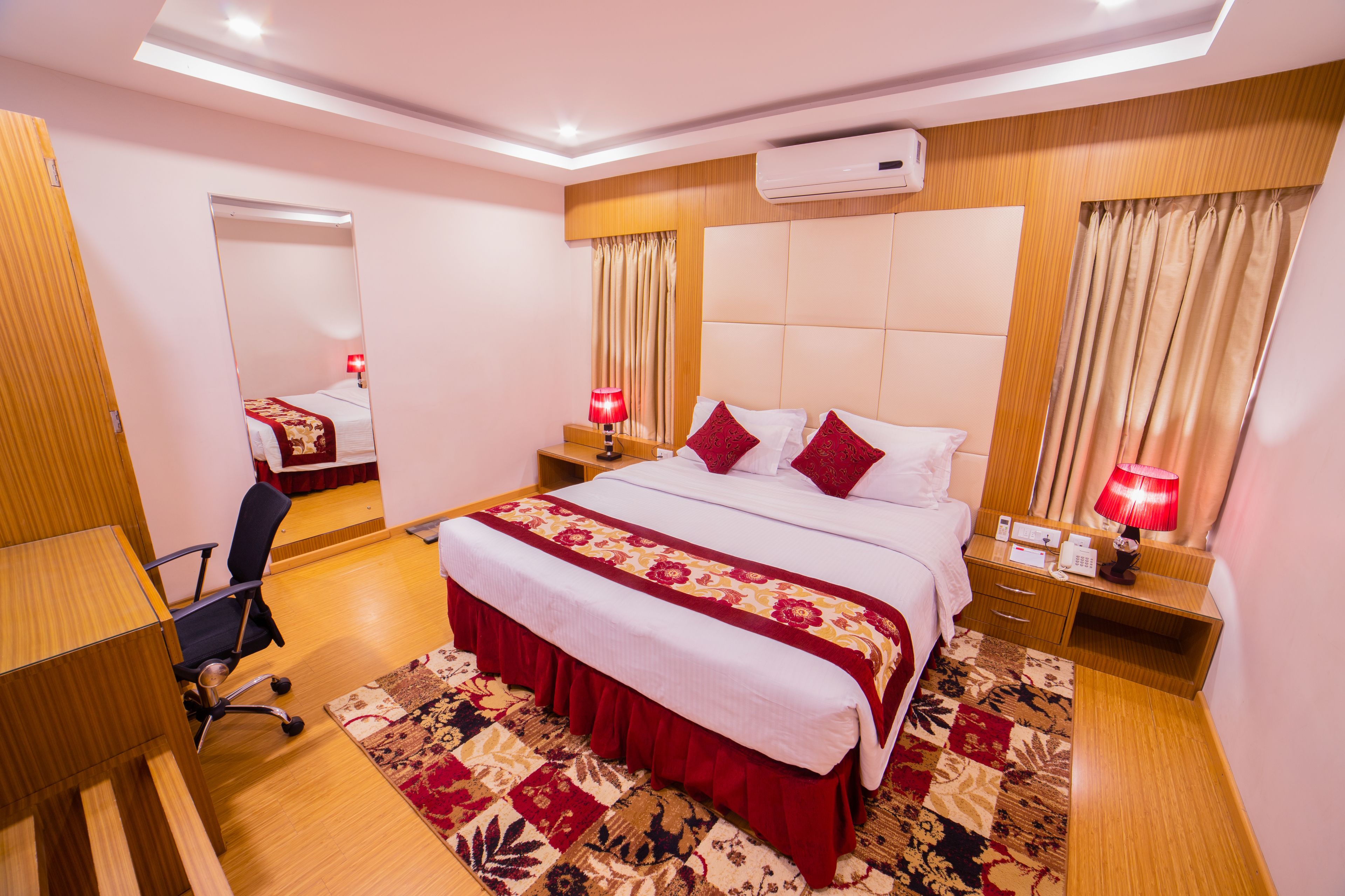 Royal-Suite | Zimmersafe, Schreibtisch, schallisolierte Zimmer, kostenloses WLAN