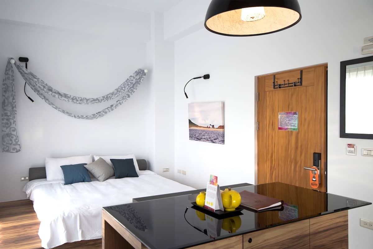 Ropa de cama de alta calidad, escritorio y cortinas blackout 