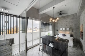 Chambre supérieure double (401) | Literie de qualité, décor unique, ameublement unique, bureau