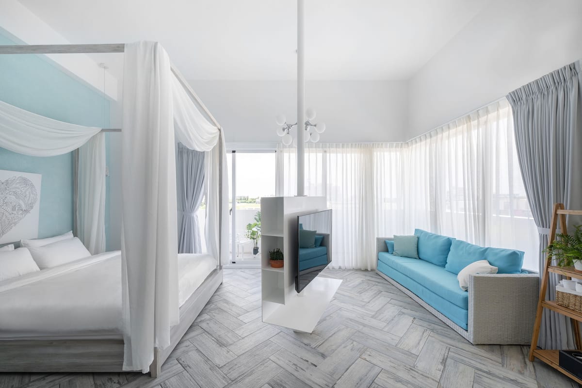 Ropa de cama de alta calidad, escritorio y cortinas blackout 