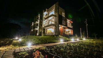 A szálláshely homlokzata – este/éjszaka