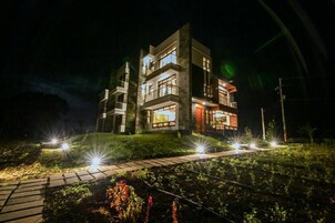 住宿正面 - 傍晚/夜晚