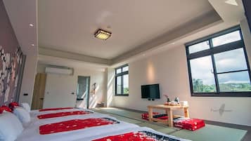 Family Quadruple Room, Valley View | Individually decorated, individually furnished, blackout drapes