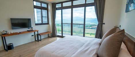 Dobbeltrom – panorama, 1 kingsize-seng, fjellutsikt | Individuelt dekorert, individuelt innredet og blendingsgardiner