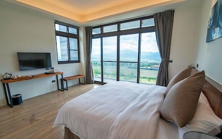 Quarto casal panorâmico, 1 cama King, vista para a montanha | Individualmente decorados, individualmente mobiliados, cortinas blackout. Yulaikung B&B