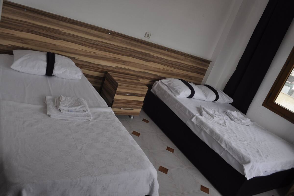 Værelse til 3 personer | Skrivebord, gratis Wi-Fi, sengetøj