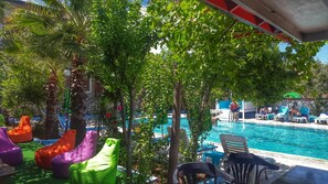 Piscine extérieure, parasols de plage, chaises longues