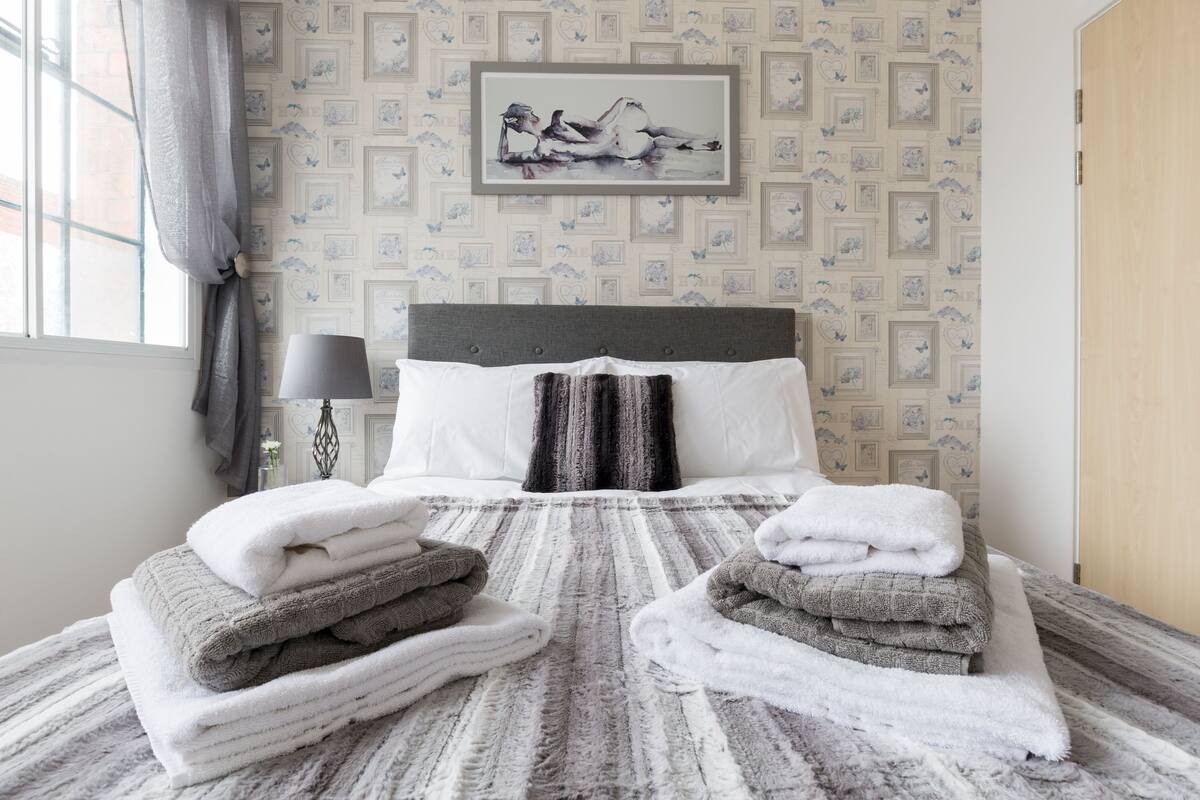 City Apartment, 1 Bedroom, Ground Floor | 1 bedroom, premium bedding, desk, iron/ironing board