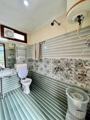 Ducha, artículos de higiene personal gratuitos y toallas