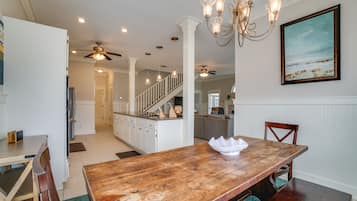 Maison, plusieurs lits, vue mer | Restauration dans la chambre