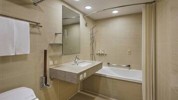Un baño moderno con lavamanos, espejo, ducha y bañera.