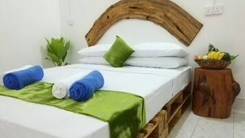 Ylelliset vuodevaatteet, minibaari, tallelokero huoneessa, työpöytä