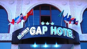 El exterior del Gap Hotel con un cartel que muestra el nombre del hotel.