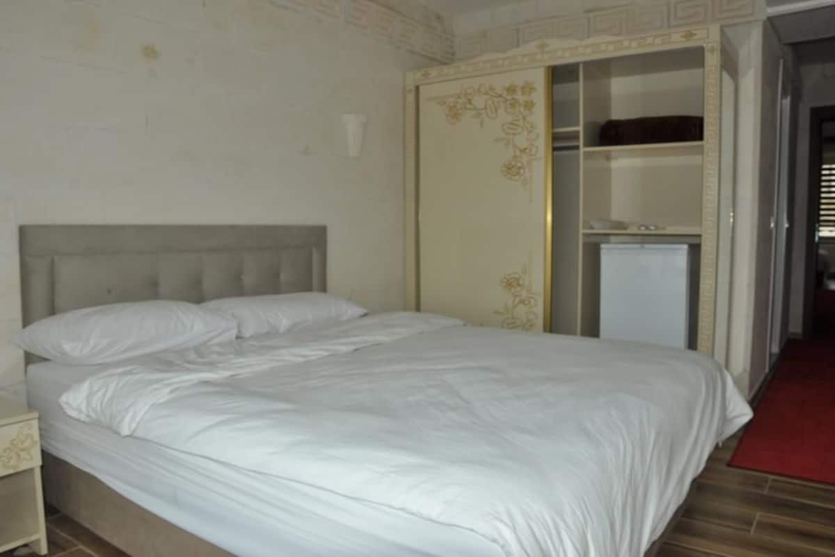 Camera doppia, 1 camera da letto | Biancheria da letto di alta qualità, minibar, una cassaforte in camera