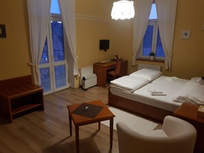 Desk, laptop workspace, blackout curtains, free cots/infant beds - Pension Elektra Inn (Marianske Lazne)