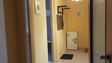 Una scrivania, postazione laptop, tende oscuranti