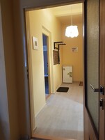 Escritorio, espacio para trabajar con laptop y cortinas blackout 