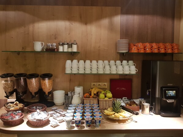 Free daily buffet breakfast - Pension Elektra Inn (Marianske Lazne)