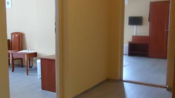 Schreibtisch, laptopgeeigneter Arbeitsplatz, Verdunkelungsvorhänge