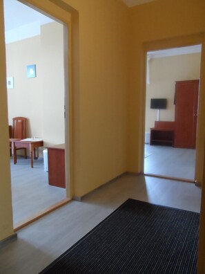 مكتب ومساحة عمل للكمبيوتر المحمول وستائر تعتيم