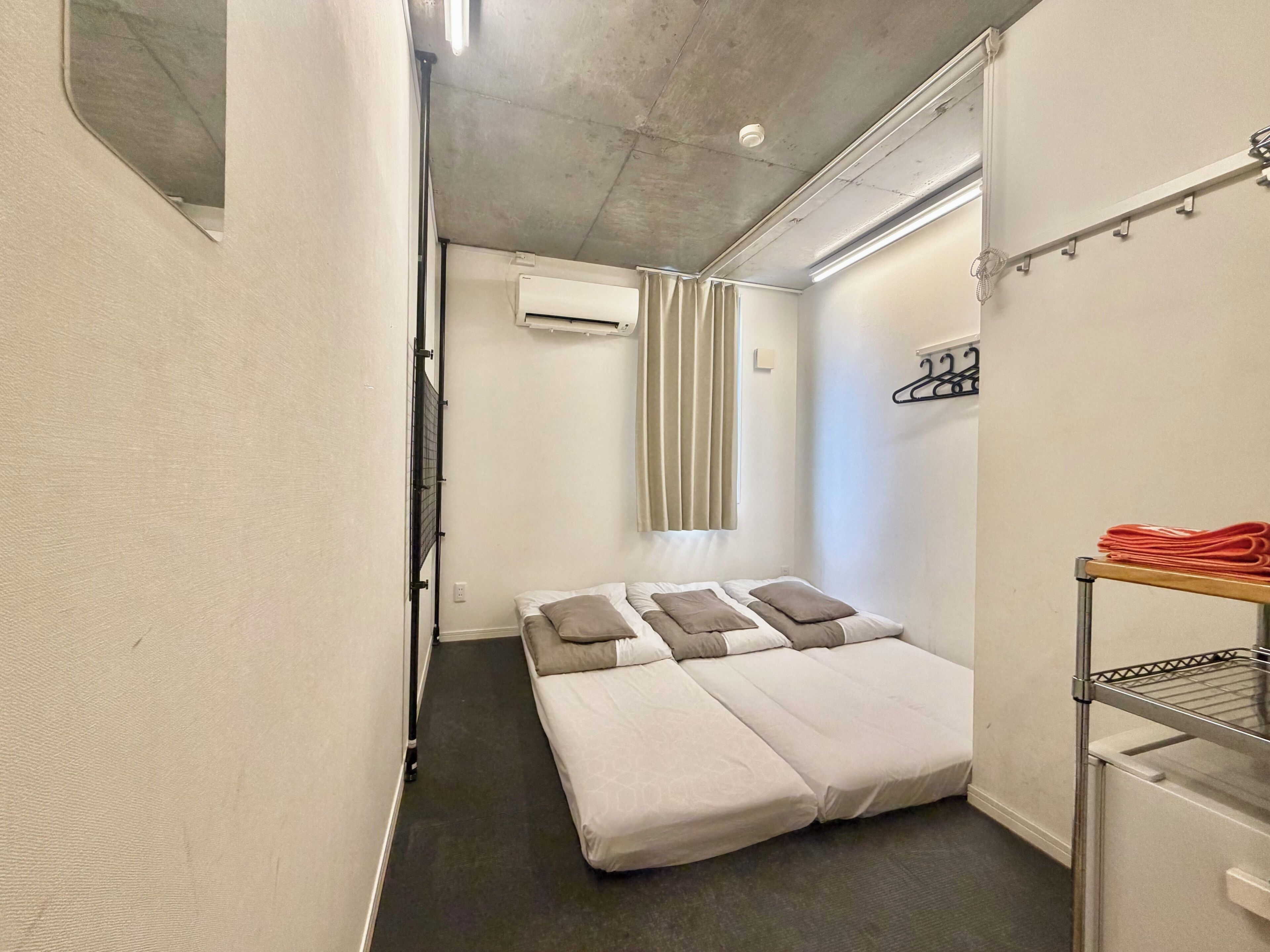 Escritorio, cortinas opacas, wifi gratis y ropa de cama