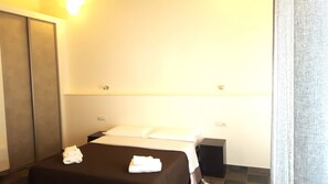 Värdeförvaringsskåp på rummet, skrivbord och mörkläggningsgardiner