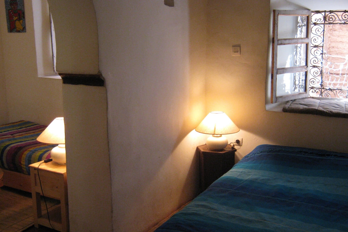 Cortinas blackout, wifi gratis y decoración personalizada