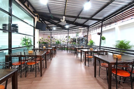Desayuno buffet (THB 100 por persona)