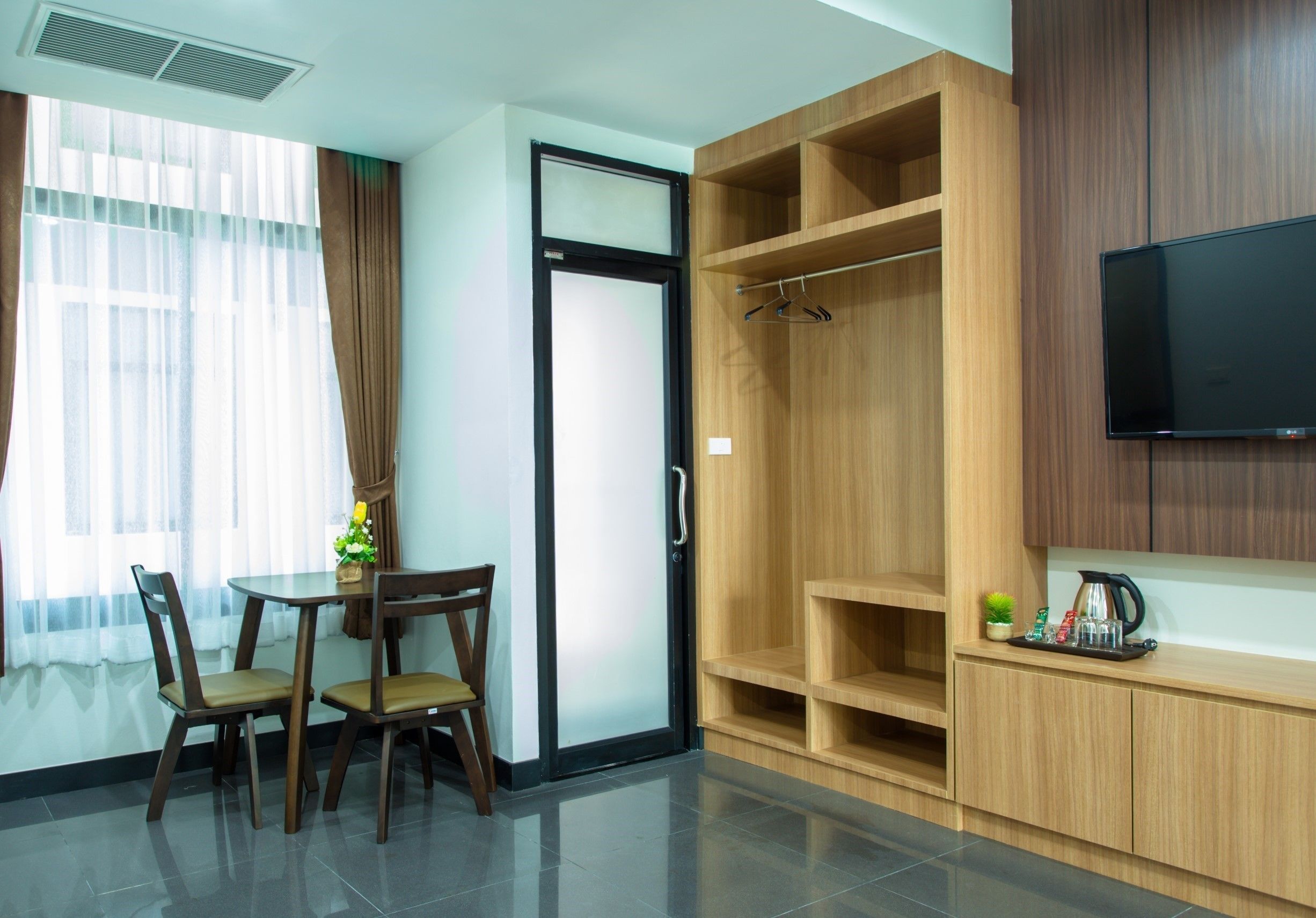 deluxe double room, 1 double bed, lanai | living area | 43-inch lcd tv with satellite channels, tv