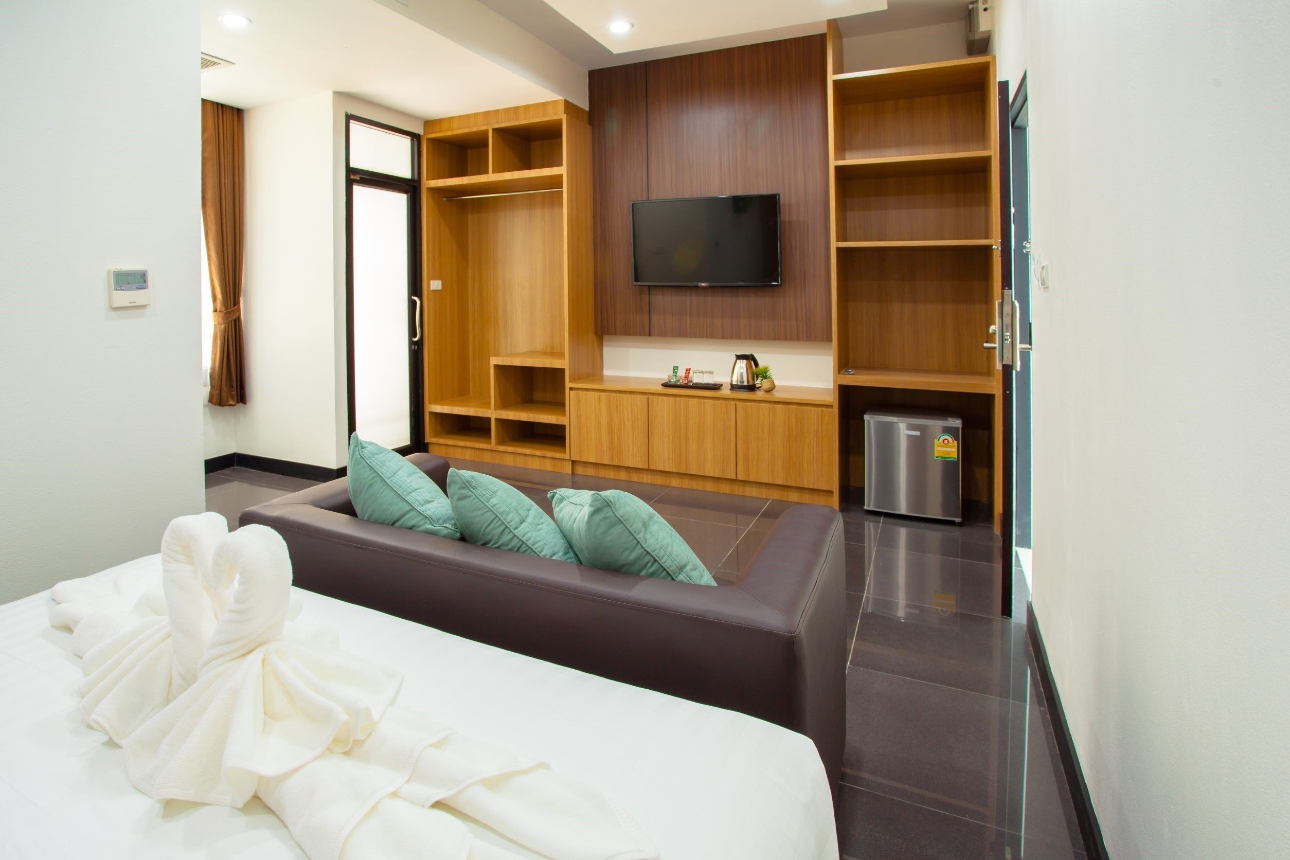 deluxe double room, 1 double bed, lanai | living area | 43-inch lcd tv with satellite channels, tv