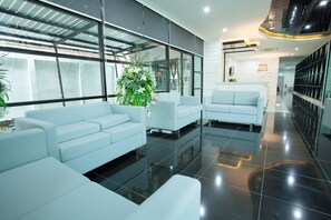 Lobby sitting area - Thanburi Hotel (Udon Thani)