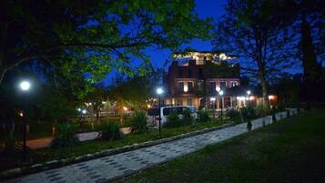 ด้านหน้าที่พัก - ตอนเย็น/กลางคืน