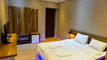 ห้องดีลักซ์ดับเบิลหรือทวิน | มินิบาร์, โต๊ะทำงาน, พื้นที่ทำงานแบบใช้แล็ปท็อป, ห้องเก็บเสียง