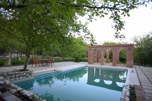 Seasonal outdoor pool - Chateau Chikovani (Khoni)
