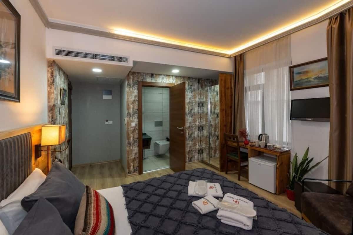 Kamer, op de hoek | Luxe beddengoed, een minibar, een kluis op de kamer, een bureau