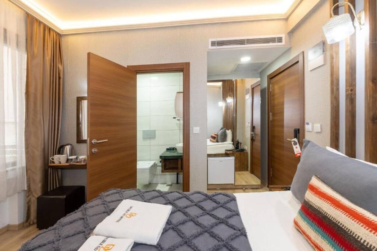 Deluxe Room | Premium bedding, minibar, in-room safe, desk