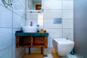 Buồng tắm vòi sen, đồ dùng nhà tắm miễn phí, máy sấy tóc, khăn tắm 