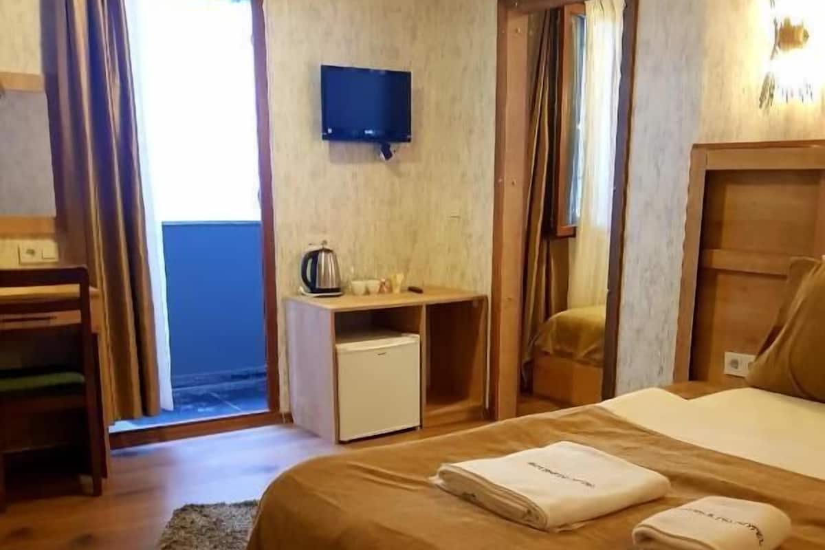 Comfort driepersoonskamer, meerdere bedden, balkon | Luxe beddengoed, een minibar, een kluis op de kamer, een bureau