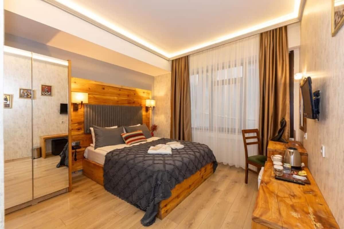 Superior kamer | Luxe beddengoed, een minibar, een kluis op de kamer, een bureau