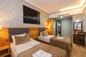 Phòng 2 giường đơn Superior | Bộ đồ giường cao cấp, minibar, két bảo mật tại phòng, bàn 