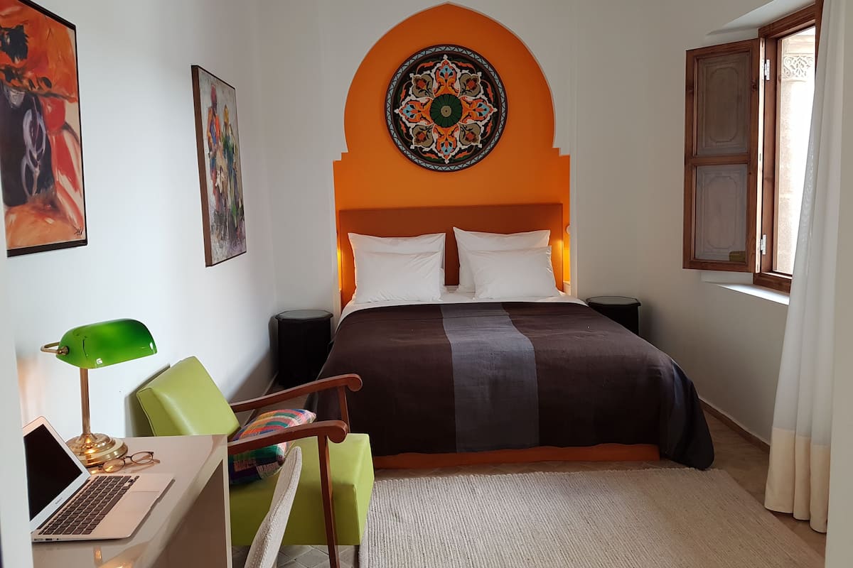 Ropa de cama de alta calidad y caja de seguridad en la habitación