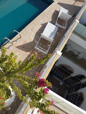 Piscine extérieure, parasols de plage, chaises longues