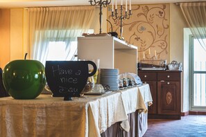 Esmorzar diari d'estil bufet gratuït